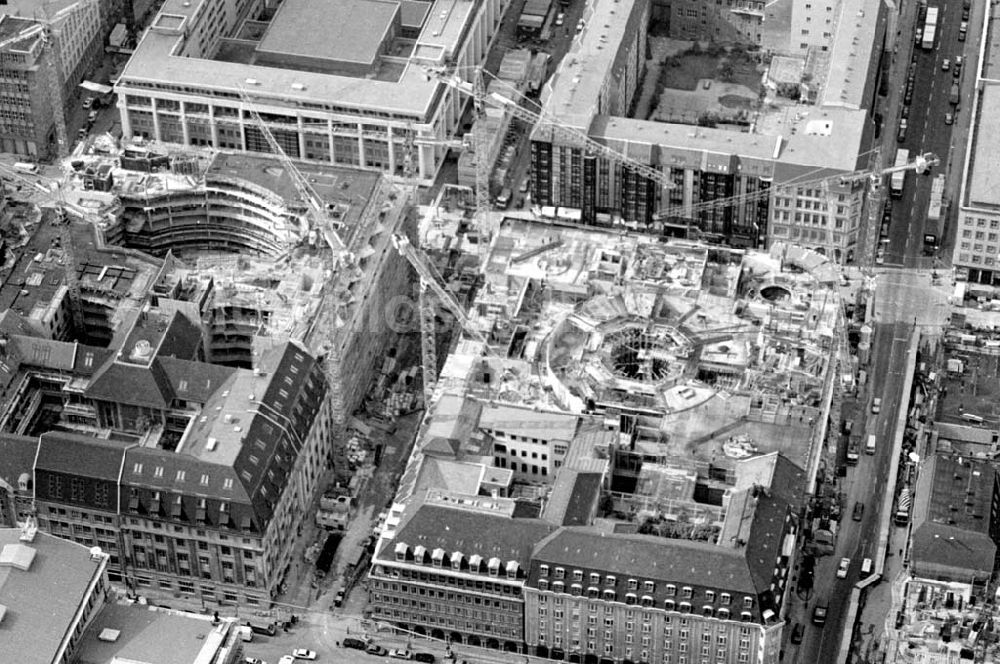 Berlin von oben - 02.10.1994 Berlin Bau der Friedrichstadtpassagen