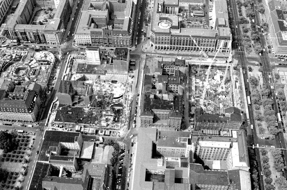 Berlin von oben - 02.10.1994 Berlin Bau der Friedrichstadtpassagen