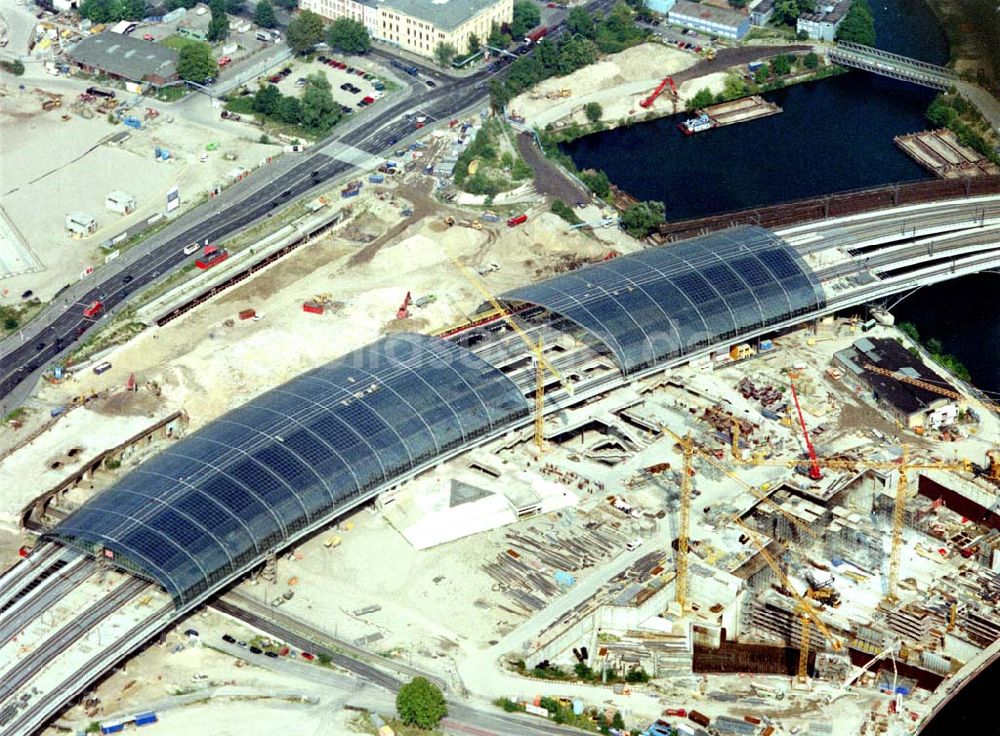 Berlin - Tiergarten aus der Vogelperspektive: 02.09.2002 Berlin Baustelle Lehrter Bahnhof am Regierungsviertel im Tiergarten.