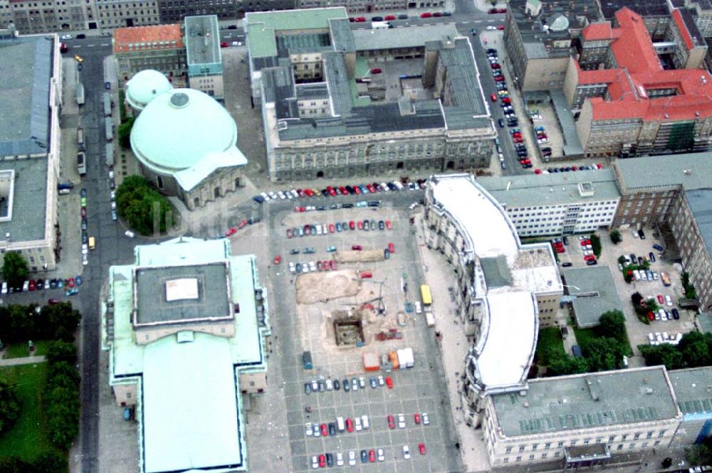 Berlin von oben - 02.10.1994 Berlin Bebelplatz Errichtung der Unterirdischen Gedenkbibliothek