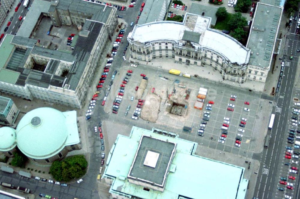 Berlin von oben - 02.10.1994 Berlin Bebelplatz Errichtung der Unterirdischen Gedenkbibliothek