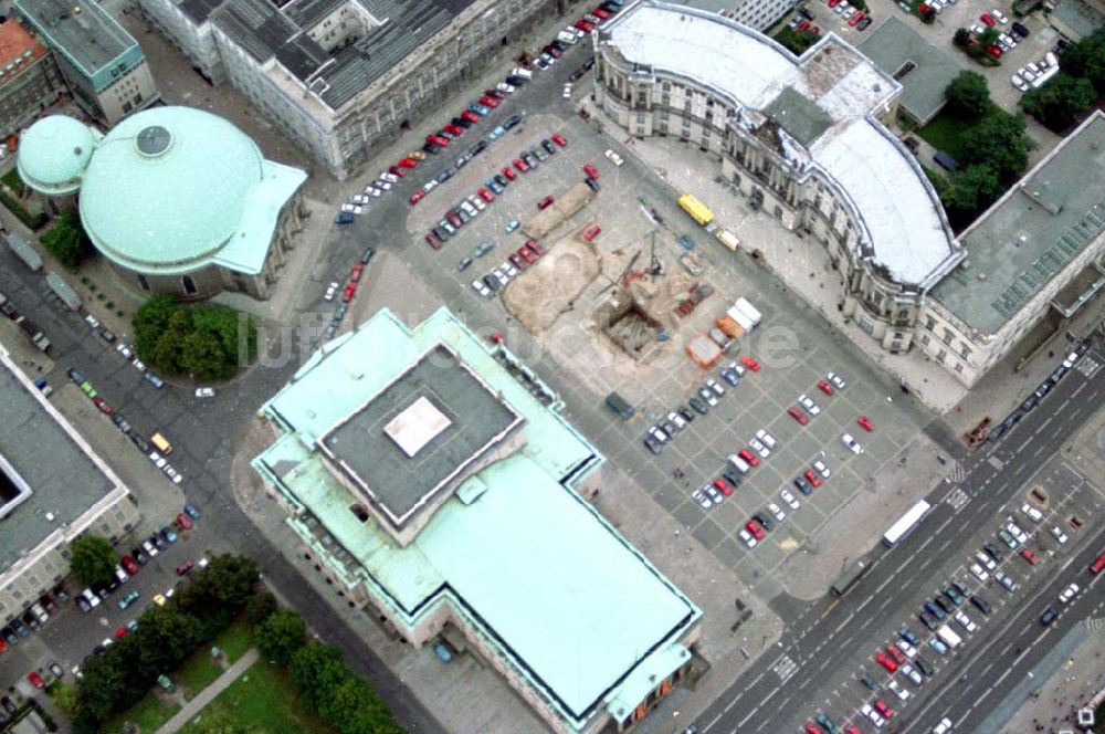 Berlin aus der Vogelperspektive: 02.10.1994 Berlin Bebelplatz Errichtung der Unterirdischen Gedenkbibliothek