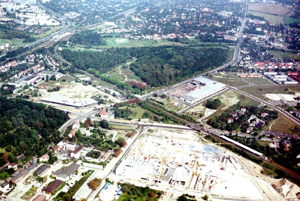 Berlin - Biesdorf von oben - 23.08.2002 Berlin - Biesdord Bau des Kaufland - Einkaufscenters an der B1 am Entwicklungsgebiet in Biesdorf - Süd.