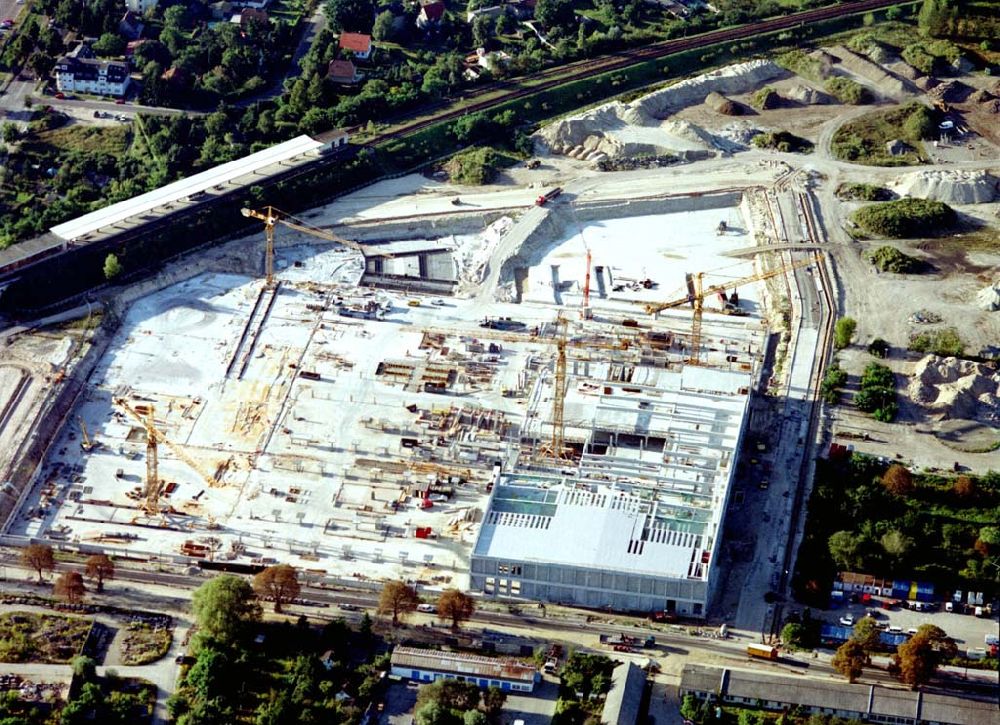 Berlin - Biesdorf von oben - 02.09.2002 Berlin-Biesdorf Bau des Kaufland-Einkaufhauses am S-Bahnhof Berlin Biesdorf