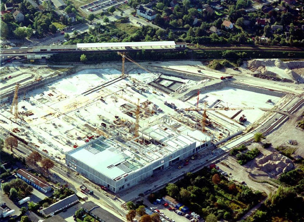 Luftbild Berlin - Biesdorf - 02.09.2002 Berlin-Biesdorf Bau des Kaufland-Einkaufhauses am S-Bahnhof Berlin Biesdorf