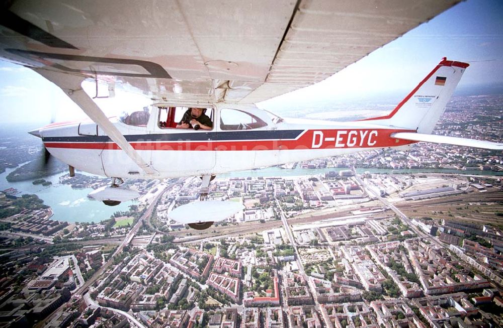 Luftaufnahme Berlin - Berlin Bild des Flugzeugs mit dem Piloten Robert Grahn, Inhaber der Firma Luftbild & Pressefoto über dem Bundesland Berlin 17