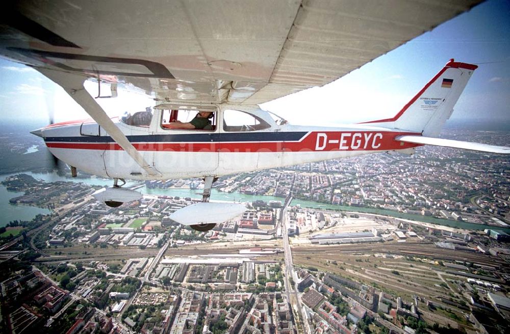 Berlin von oben - Berlin Bild des Flugzeugs mit dem Piloten Robert Grahn, Inhaber der Firma Luftbild & Pressefoto über dem Bundesland Berlin 17