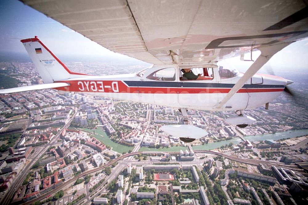 Berlin aus der Vogelperspektive: Berlin Bild des Flugzeugs mit dem Piloten Robert Grahn, Inhaber der Firma Luftbild & Pressefoto über dem Bundesland Berlin 17