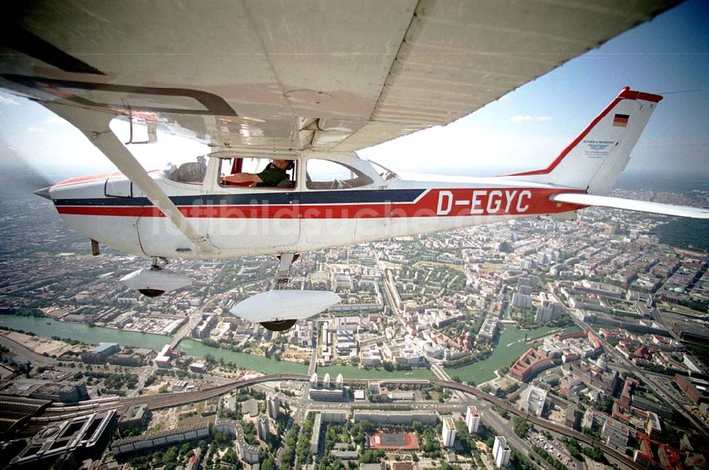 Luftbild Berlin - Berlin Bild des Flugzeugs mit dem Piloten Robert Grahn, Inhaber der Firma Luftbild & Pressefoto über dem Bundesland Berlin 17