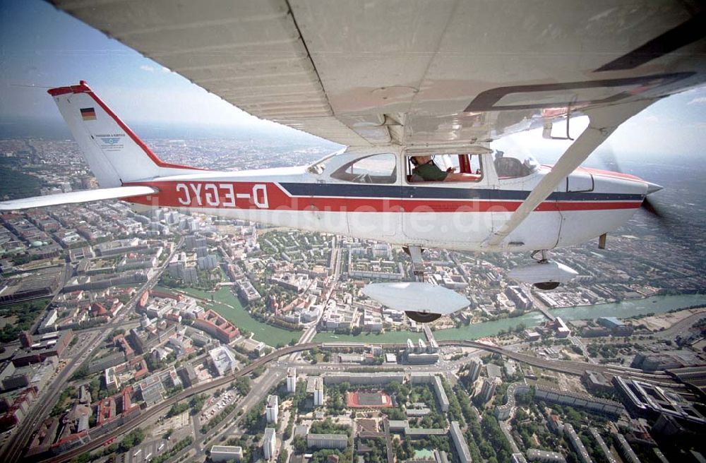 Luftaufnahme Berlin - Berlin Bild des Flugzeugs mit dem Piloten Robert Grahn, Inhaber der Firma Luftbild & Pressefoto über dem Bundesland Berlin 17