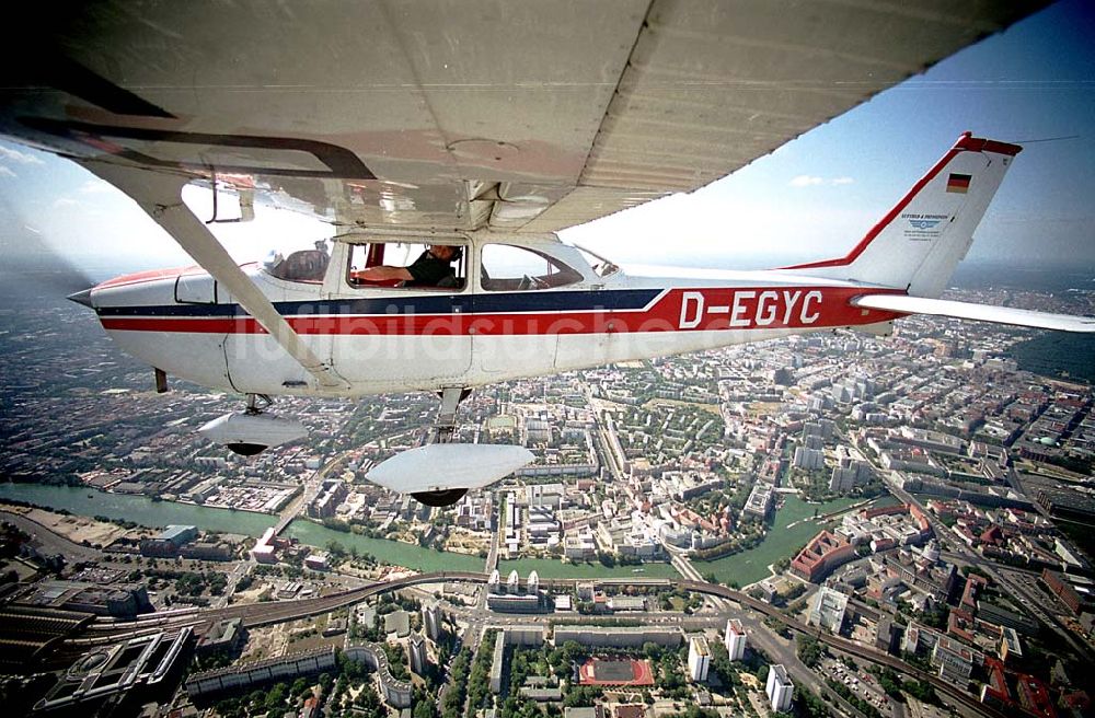 Berlin von oben - Berlin Bild des Flugzeugs mit dem Piloten Robert Grahn, Inhaber der Firma Luftbild & Pressefoto über dem Bundesland Berlin 17