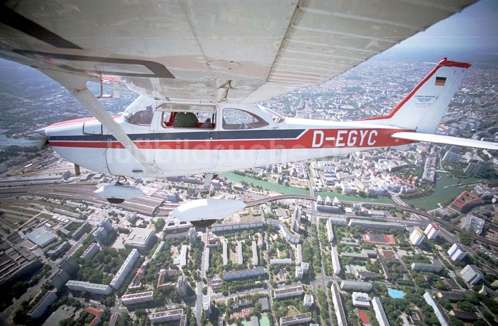 Berlin aus der Vogelperspektive: Berlin Bild des Flugzeugs mit dem Piloten Robert Grahn, Inhaber der Firma Luftbild & Pressefoto über dem Bundesland Berlin 17