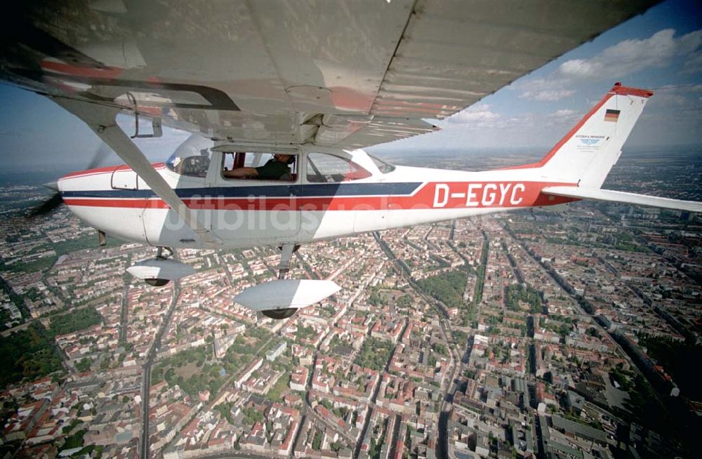 Luftbild Berlin - Berlin Bild des Flugzeugs mit dem Piloten Robert Grahn, Inhaber der Firma Luftbild & Pressefoto über dem Bundesland Berlin 17