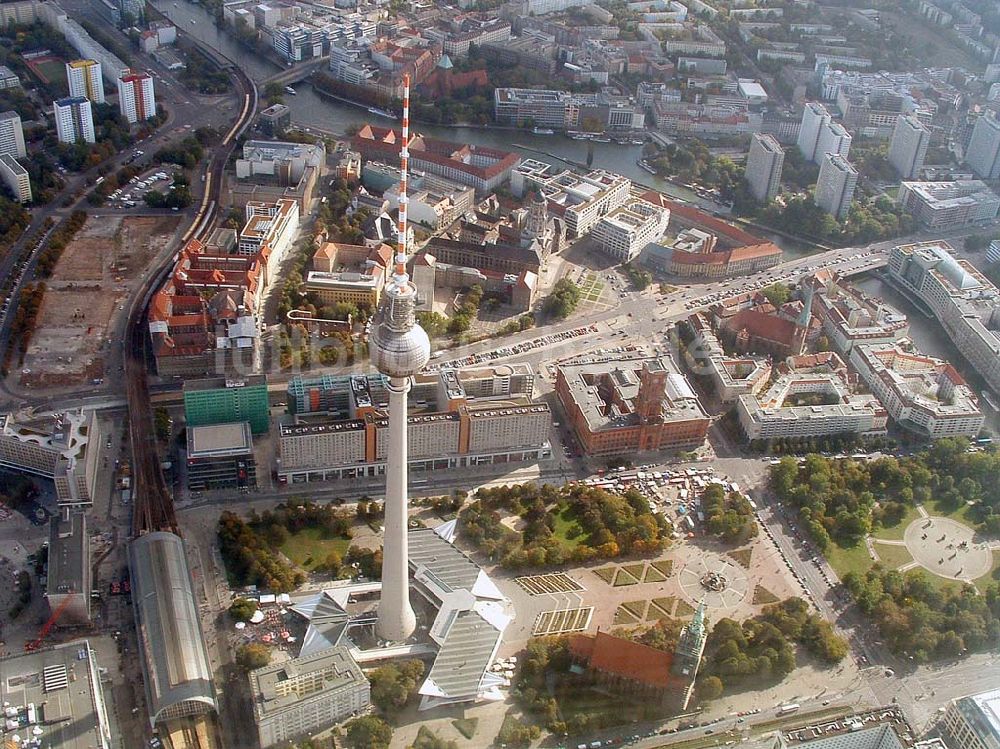 Berlin von oben - Berlin 03.10.2004 Blick auf den Berliner Fernsehturm mit dem Stadtzentrum Mitte.