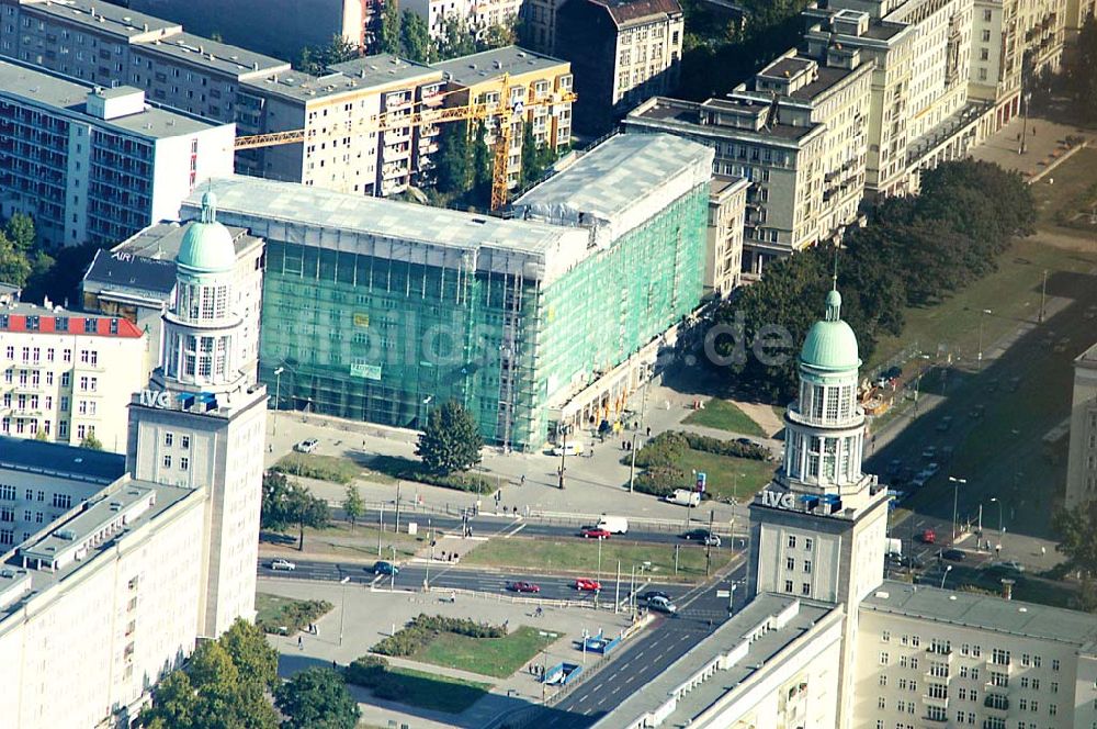 Berlin / Friedrichshain aus der Vogelperspektive: BERLIN 01.10.2003 Blick auf das Frankfurter Tor an der Karl-Marx-Allee / Frankfurter Allee in Berlin-Friedrichshain