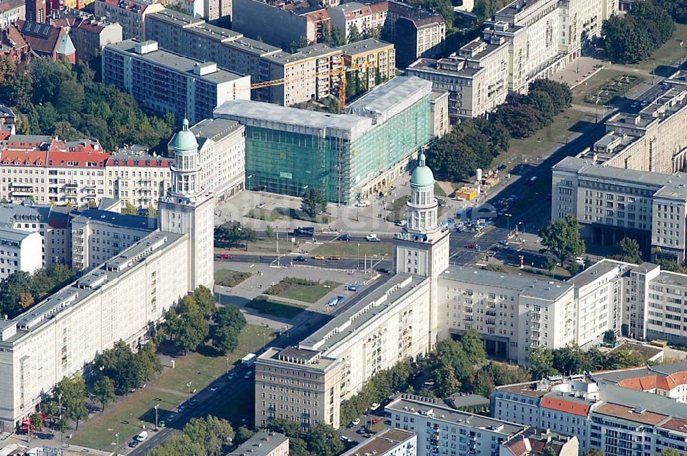 Luftbild Berlin / Friedrichshain - BERLIN 01.10.2003 Blick auf das Frankfurter Tor an der Karl-Marx-Allee / Frankfurter Allee in Berlin-Friedrichshain