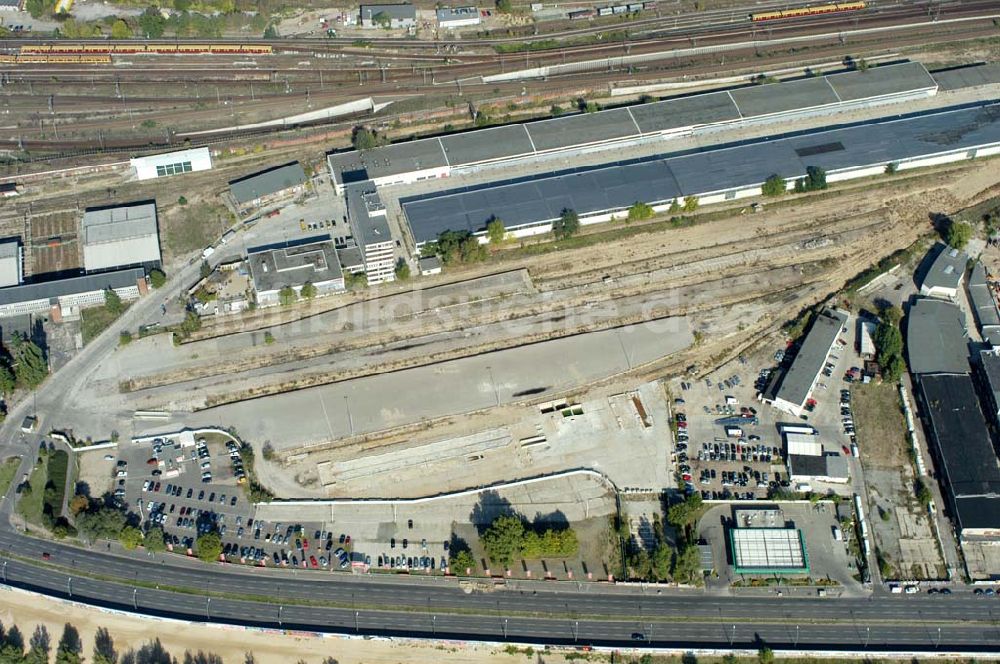 Berlin / Friedrichshain aus der Vogelperspektive: BERLIN 01.10.2003 Blick auf das Gelände des alten Güter- und Rangierbahnhofes am S-Bahnhof Warschauer Straße.