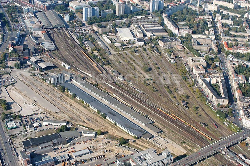 Luftaufnahme Berlin / Friedrichshain - Berlin 01.10.2003 Blick auf das Gelände des alten Güter- und Rangierbahnhofes am S-Bahnhof Warschauer Straße.