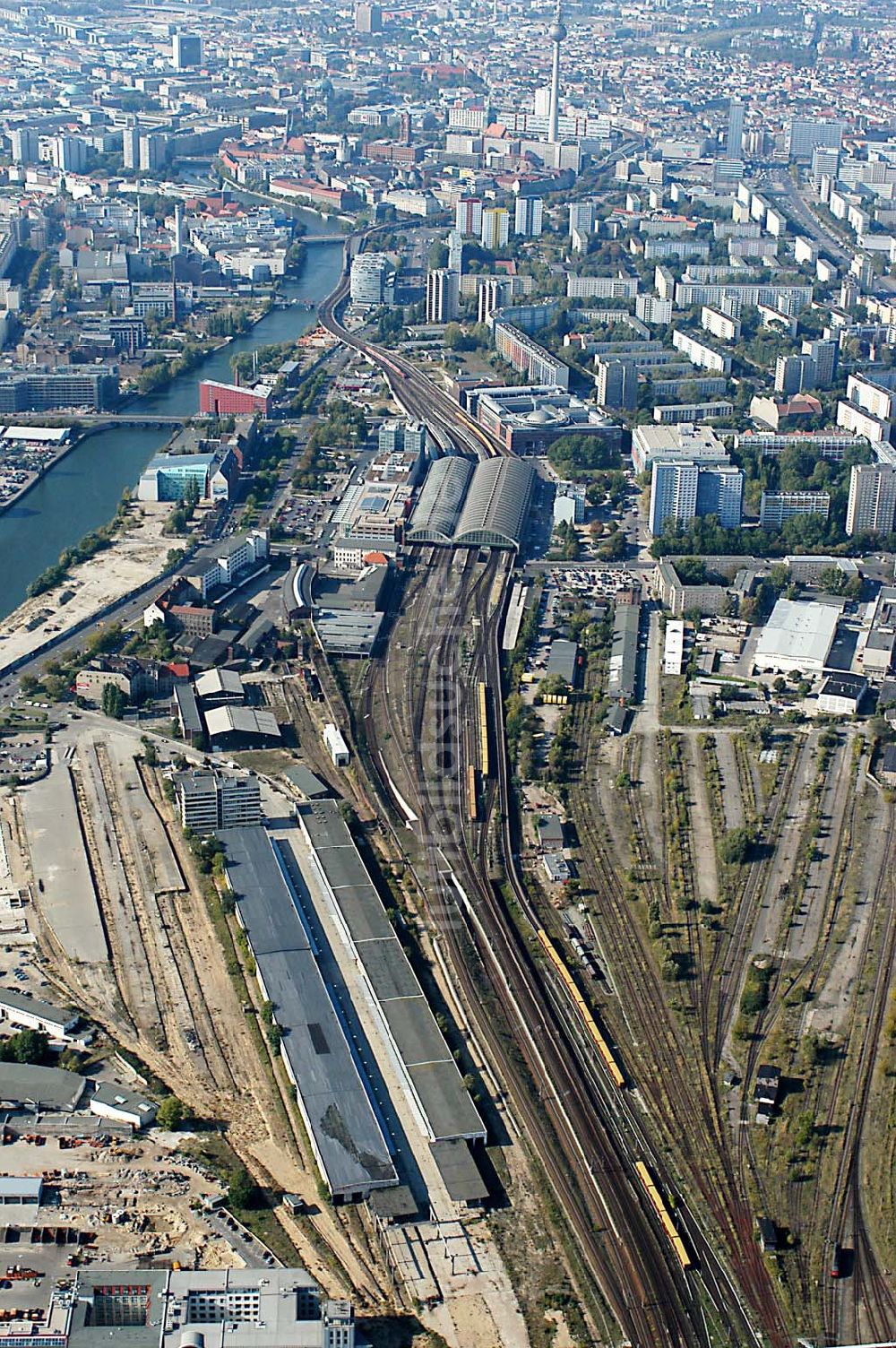 Berlin / Friedrichshain von oben - Berlin 01.10.2003 Blick auf das Gelände des alten Güter- und Rangierbahnhofes am S-Bahnhof Warschauer Straße.