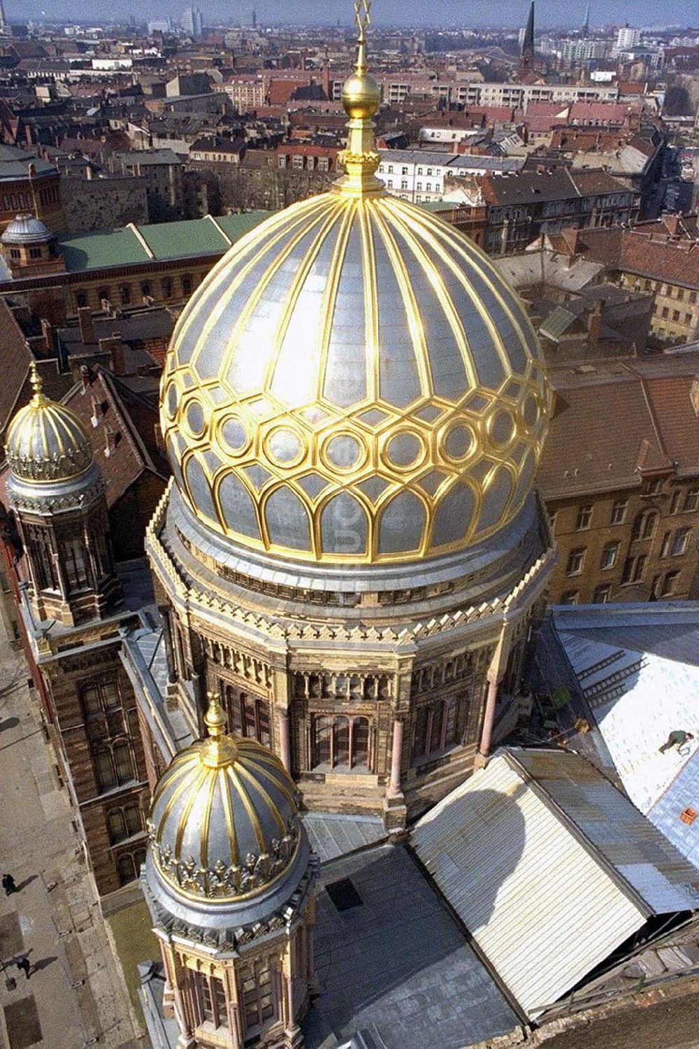 Luftaufnahme Berlin - Berlin 30.03.1992 Blick auf die Neue Synagoge in der Oranienburger Straße.