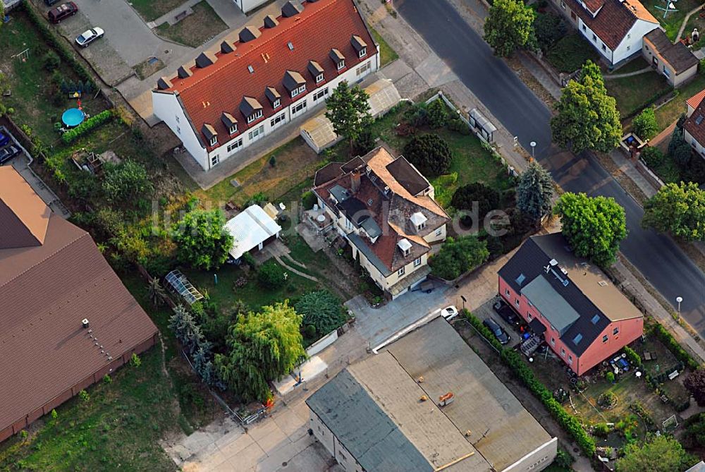 Luftbild Berlin - Falkenberg - Berlin 21.07.2006 Blick auf die Wohnanlage von Ronald und Margit Kreye an der Lindenberger Straße 10 in Berlin-Falkenberg