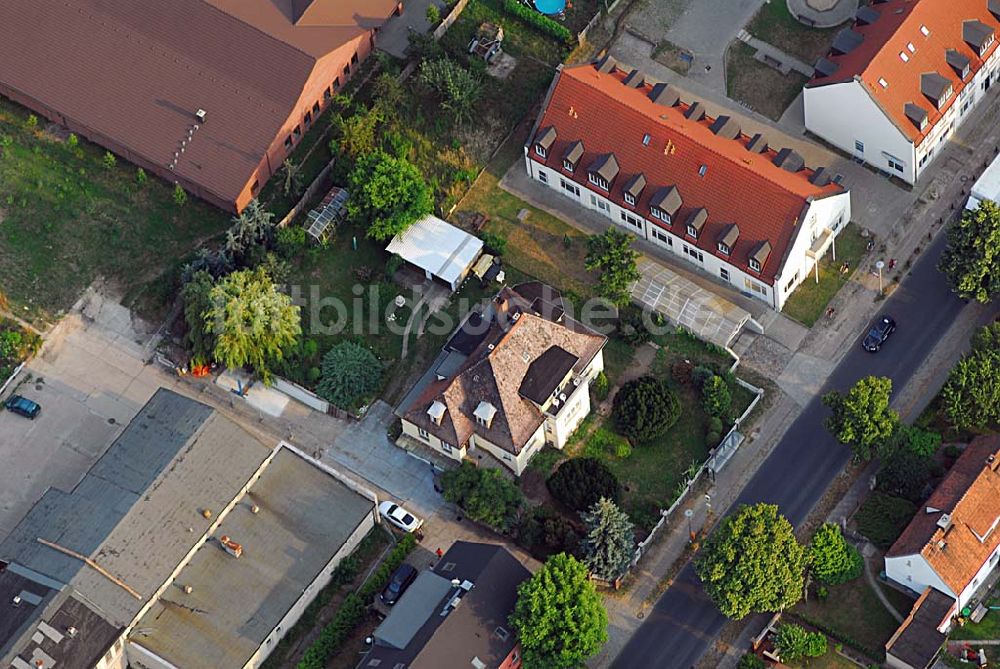 Berlin - Falkenberg aus der Vogelperspektive: Berlin 21.07.2006 Blick auf die Wohnanlage von Ronald und Margit Kreye an der Lindenberger Straße 10 in Berlin-Falkenberg