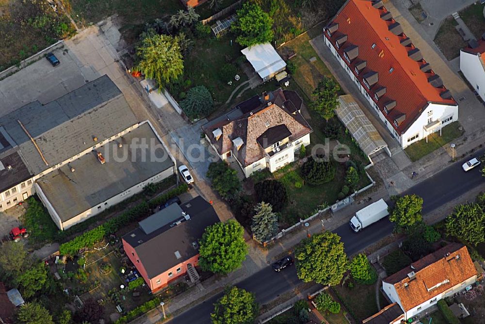 Luftaufnahme Berlin - Falkenberg - Berlin 21.07.2006 Blick auf die Wohnanlage von Ronald und Margit Kreye an der Lindenberger Straße 10 in Berlin-Falkenberg