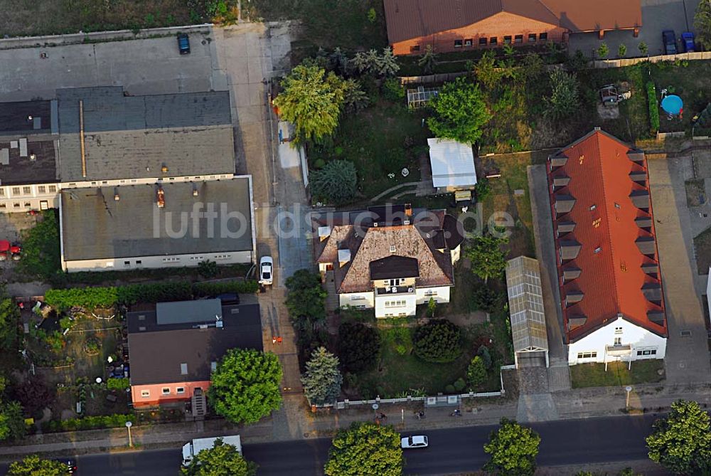 Berlin - Falkenberg von oben - Berlin 21.07.2006 Blick auf die Wohnanlage von Ronald und Margit Kreye an der Lindenberger Straße 10 in Berlin-Falkenberg