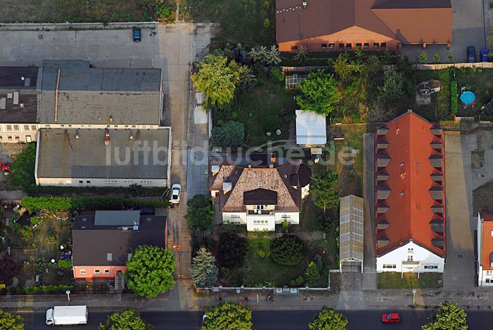 Berlin - Falkenberg aus der Vogelperspektive: Berlin 21.07.2006 Blick auf die Wohnanlage von Ronald und Margit Kreye an der Lindenberger Straße 10 in Berlin-Falkenberg