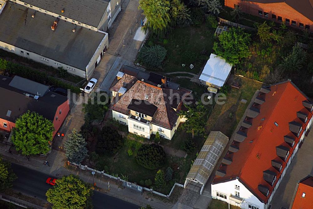 Luftbild Berlin - Falkenberg - Berlin 21.07.2006 Blick auf die Wohnanlage von Ronald und Margit Kreye an der Lindenberger Straße 10 in Berlin-Falkenberg