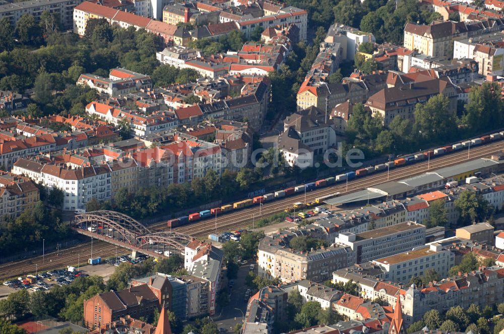 Berlin aus der Vogelperspektive: Berlin 26.07.2009 Blick auf ein Wohngebiet an der Herthabrücke in Berlin-Neukölln