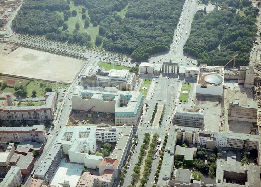 Luftaufnahme Berlin - Berlin) am Brandenburger Tor in Berlin-Mitte