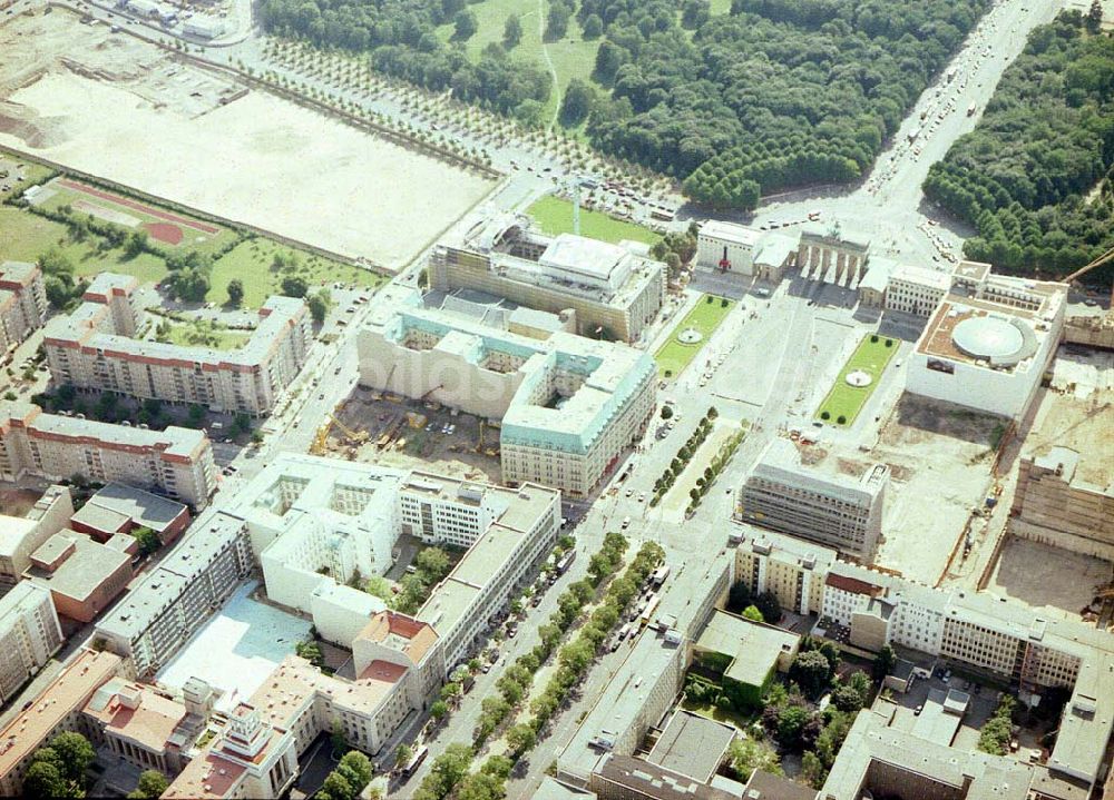 Berlin von oben - Berlin) am Brandenburger Tor in Berlin-Mitte