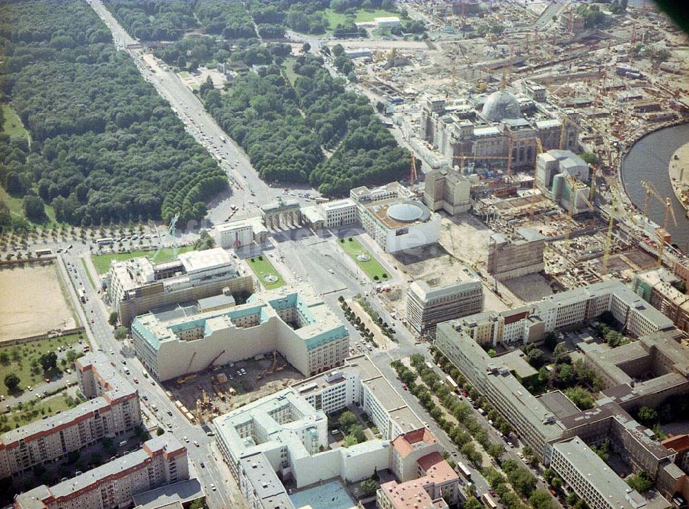 Berlin aus der Vogelperspektive: Berlin) am Brandenburger Tor in Berlin-Mitte