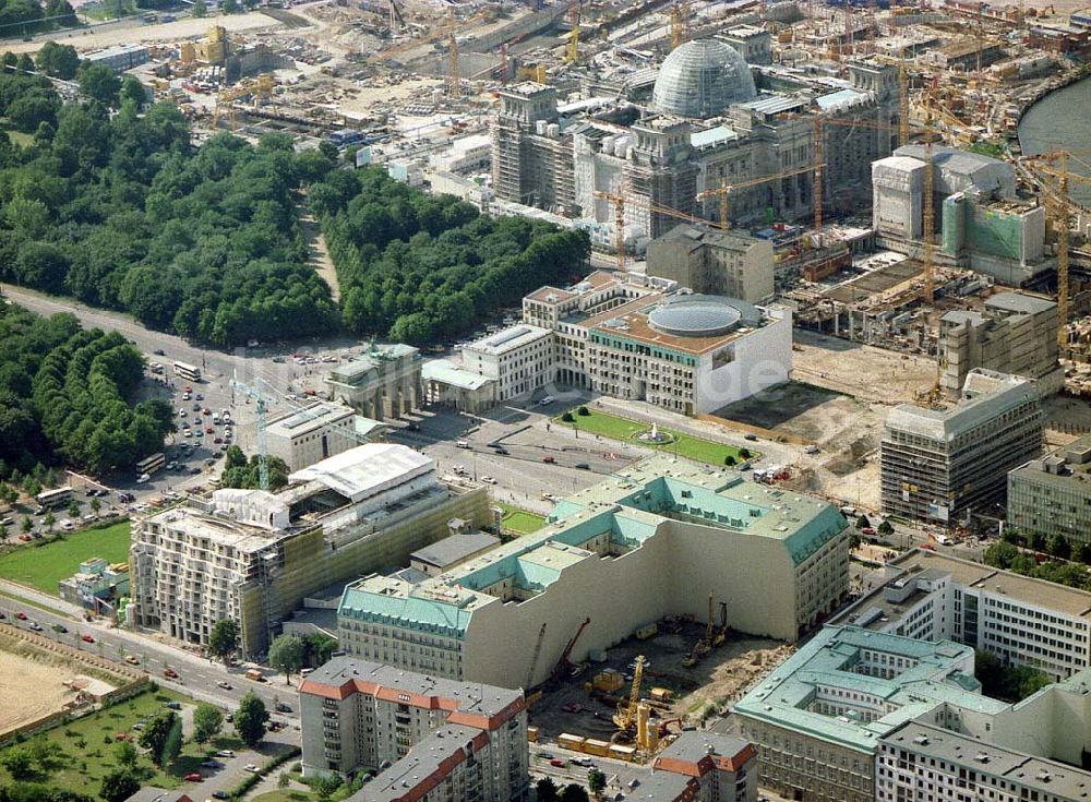 Luftbild Berlin - Berlin) am Brandenburger Tor in Berlin-Mitte