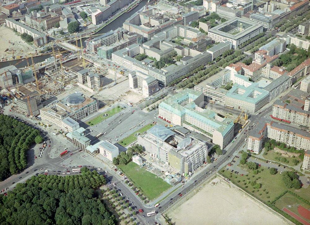 Luftaufnahme Berlin - Berlin) am Brandenburger Tor in Berlin-Mitte