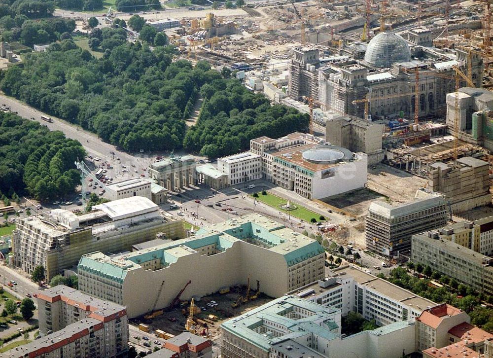 Berlin von oben - Berlin) am Brandenburger Tor in Berlin-Mitte