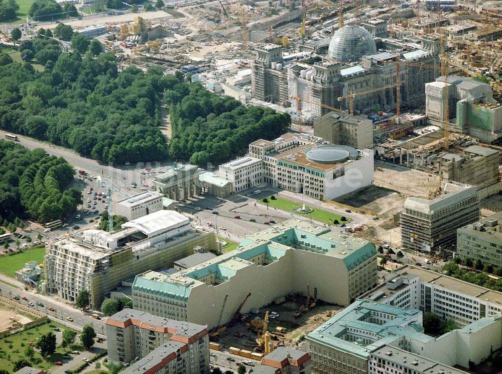 Berlin aus der Vogelperspektive: Berlin) am Brandenburger Tor in Berlin-Mitte