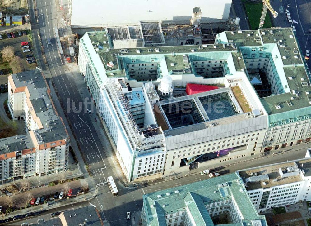 Berlin von oben - Berlin) am Brandenburger Tor in Berlin-Mitte