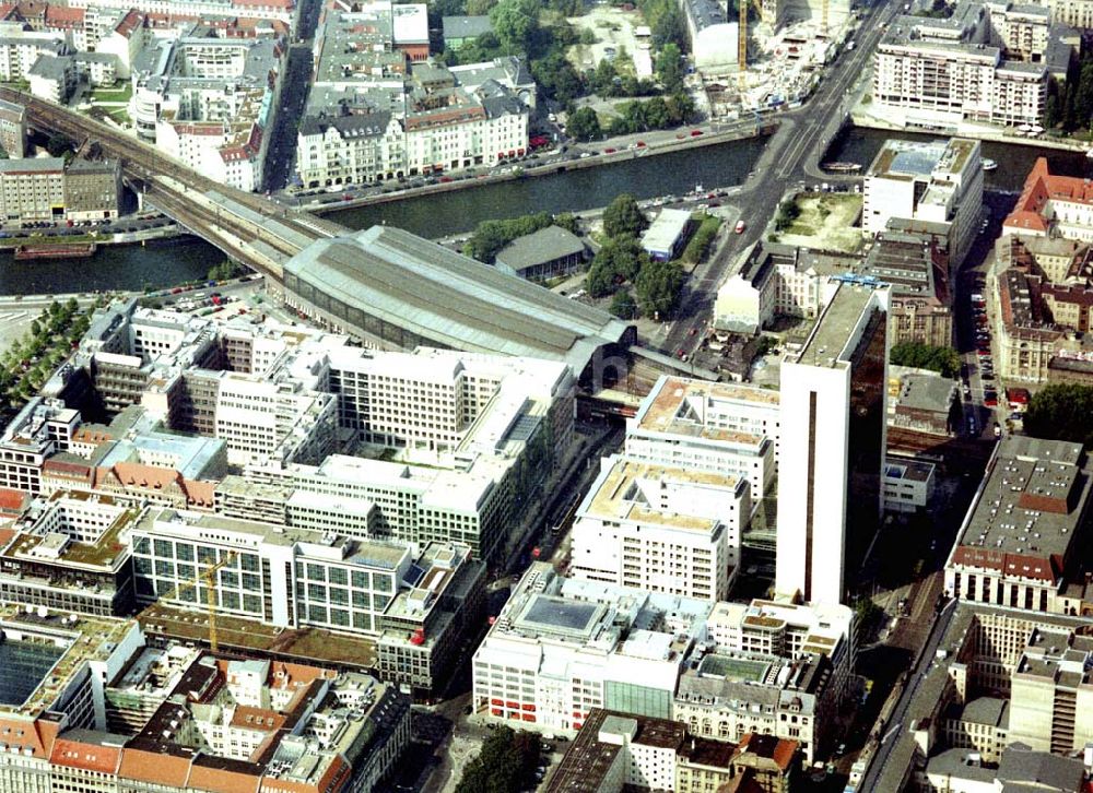 Luftaufnahme Berlin - 02.09.2002 Berlin Büro- und Geschäftshäuser am S-Bahnhof-Friedrichstraße