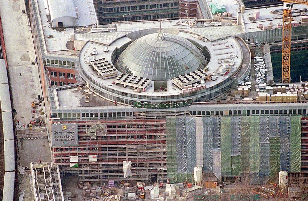 Luftbild Berlin-Friedrichshain - 21..12.1995 Berlin, Bürohaus Dresdner Bank am Hauptbahnhof