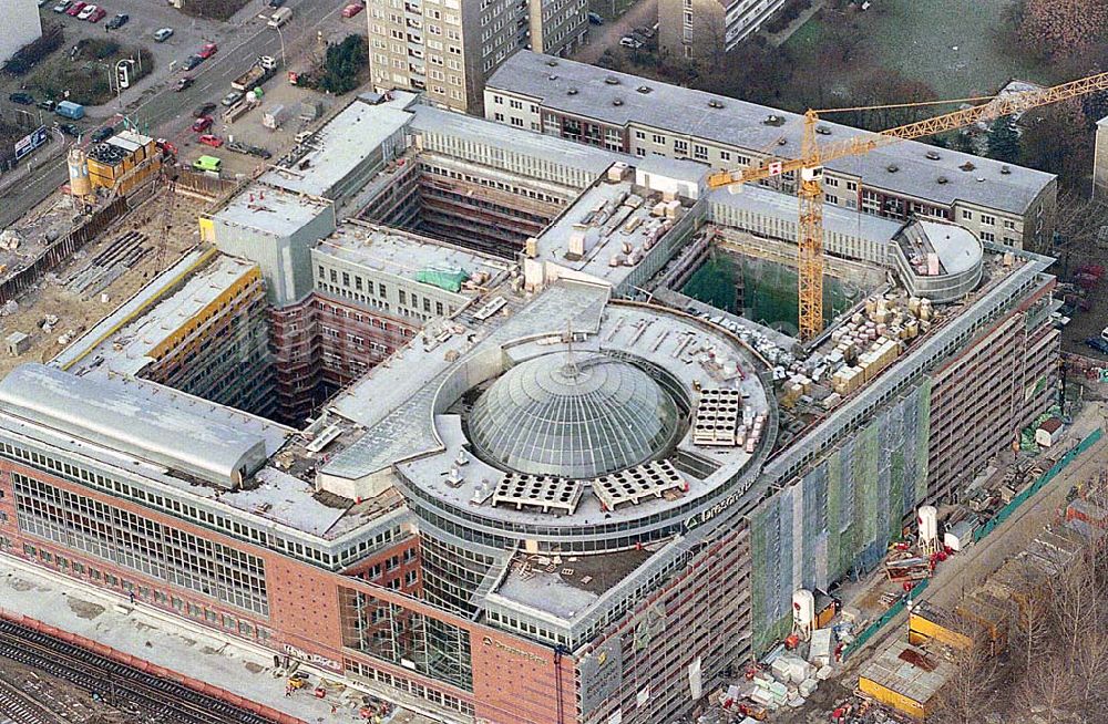 Luftaufnahme Berlin-Friedrichshain - 21..12.1995 Berlin, Bürohaus Dresdner Bank am Hauptbahnhof