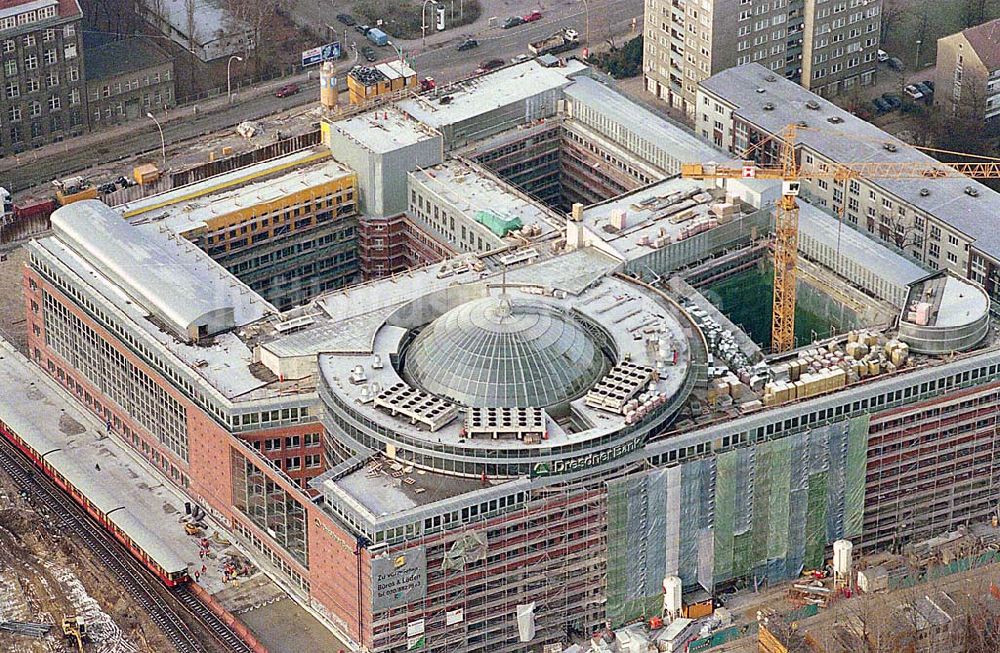 Berlin-Friedrichshain von oben - 21..12.1995 Berlin, Bürohaus Dresdner Bank am Hauptbahnhof