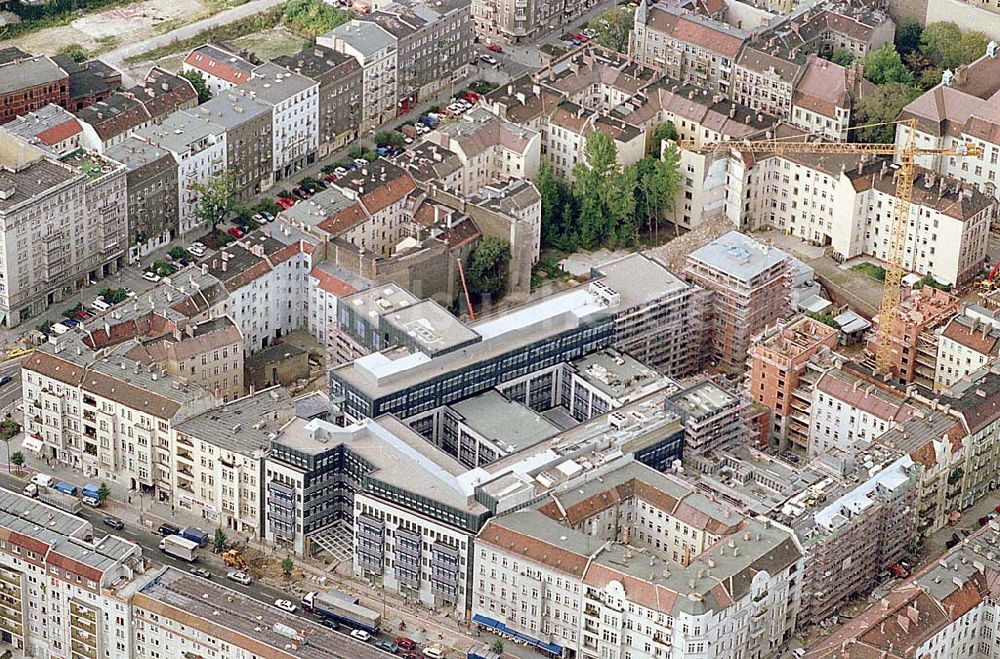 Berlin-Friedrichshain von oben - 21.09.1995 Berlin, Bürohaus Neubau Frankfurter Allee / Bayerische Hausbau