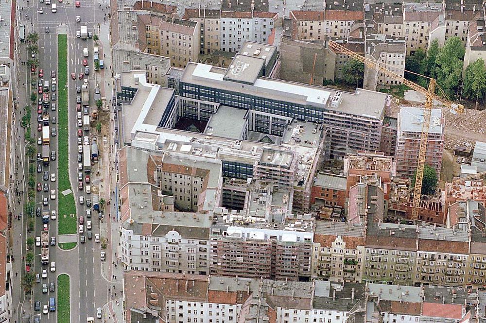 Berlin-Friedrichshain aus der Vogelperspektive: 21.09.1995 Berlin, Bürohaus Neubau Frankfurter Allee / Bayerische Hausbau