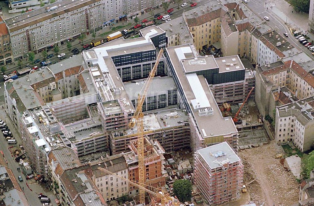 Luftaufnahme Berlin-Friedrichshain - 21.09.1995 Berlin, Bürohaus Neubau Frankfurter Allee / Bayerische Hausbau