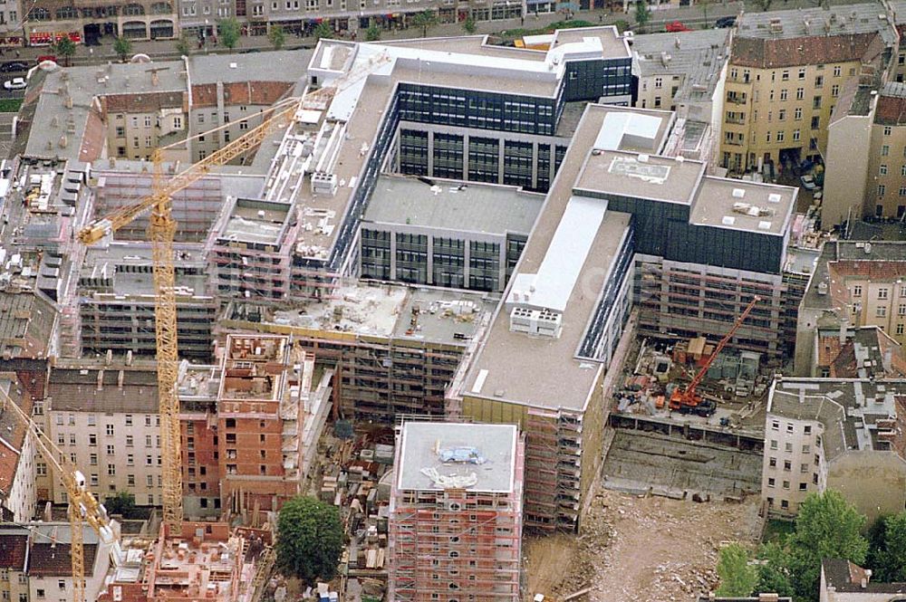 Berlin-Friedrichshain von oben - 21.09.1995 Berlin, Bürohaus Neubau Frankfurter Allee / Bayerische Hausbau