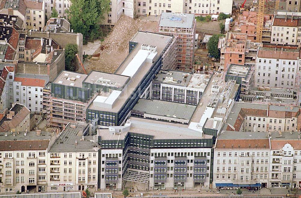 Berlin-Friedrichshain aus der Vogelperspektive: 21.09.1995 Berlin, Bürohaus Neubau Frankfurter Allee / Bayerische Hausbau