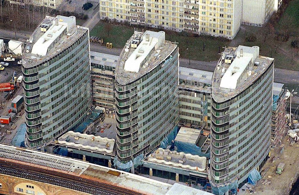 Berlin aus der Vogelperspektive: 21.12.1995 Berlin, Bürohaus (3 Schiffe) an der Jannowitzbrücke