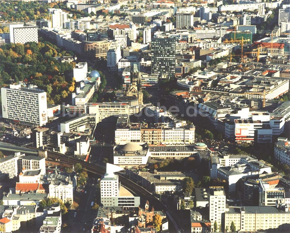 Berlin aus der Vogelperspektive: 1995 BERLIN-Charlottenburg Blick auf den Breitscheidplatz mit dem alten Kranzlereck und der Gedächtnisskirche